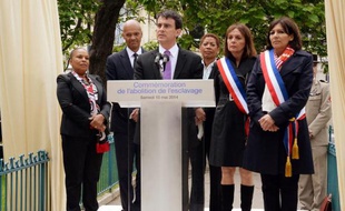 Christiane Taubira (g), ministre de la Justice, le 10 mai 2014 à Paris, au côté du Premier ministre Manuel Valls (c), lors de la commération de l'abolition de l'esclavage