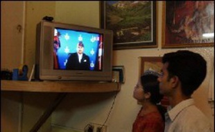 Le roi Gyanendra du Népal a demandé vendredi à l'alliance des partis de l'opposition, qui ont lancé il y a deux semaines un vaste mouvement de protestation pour le rétablissement de la démocratie, de lui proposer un nom pour le poste de Premier ministre.