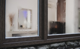 L'homme a brisé une vitre pour tenter de pénétrer chez l'ex de son amie, partie avec leurs enfants après une dispute. Illustration