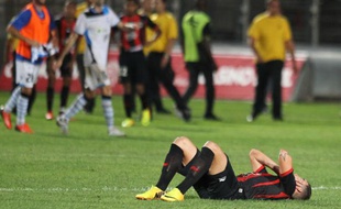 Un joueur niçois effondré au premier plan après la défaite en Ligue Europa face à l'Apollon Limassol, le 29 août 2013