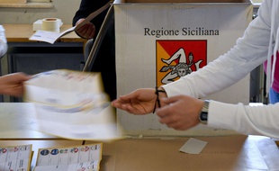 Dépouillement après les élections régionales en Sicile, lundi 6 novembre.
