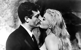 Marcello Matrionnai et Anita Ekberg dans La dolce vita