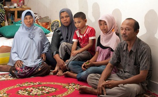 Une famille d'Indonésie réunie dix ans après le tsunami. Les parents ont retrouvé leur fille le 8 août et leur fils quelques jours plus tard.
