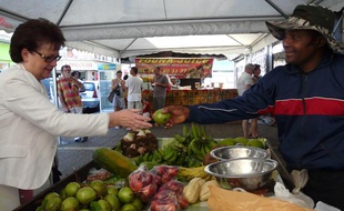 Christine Boutin sur le marché central de Fort-de-France, en Martinique, le 4 février 2012.