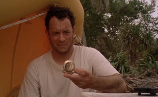 Tom Hanks apprend à survivre sur une île déserte après le crash d'un avion.