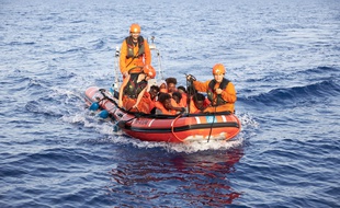 Des membres de l'ONG allemande ont secouru des migrants pour les ramener à bord du navire Alan Kurdi qui pourra accoster à Malte, a-t-on appris dimanche 7 juillet 2019.