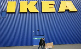 Des clients du magasin Ikea de Bordeaux, en France, le 13 février 2010.