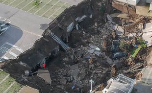 L'apparition de ce gouffre près d'un hôpital napolitain serait d'origine géologique.