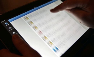 Une utilisatrice de Twitter consulte sa timeline sur une tablette.