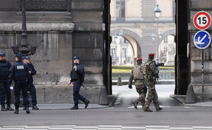 Une patrouille de police près du Louvre, le 3 février 2017.