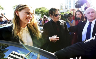 Amber Heard et Johnny Depp, devant le tribunal de Southport, en Australie, le 18 avril 2016.