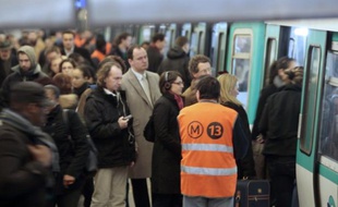 Un employé de la RATP guide les passagers à la station de métro Saint Lazare à Paris, le 29 juin 2009