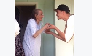 Jarryd Stoneman a fait fondre internet en postant une vidéo de lui en train de danser avec sa grand-mère.