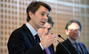 Il reste 700 millions d'euros de prêts à distribuer aux collectivités locales françaises en mal de financement sur l'enveloppe globale de 5 milliards d'euros débloquée par le gouvernement, a fait savoir mardi le ministre des Finances François Baroin.