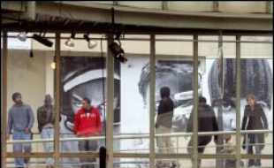 Le chômage reste élevé dans les cités populaires et même si des efforts ont été faits depuis un an, les jeunes de milieu modeste et issus de l'immigration peinent à ne plus être des mal-aimés de l'emploi, selon des professionnels chargés de l'emploi.