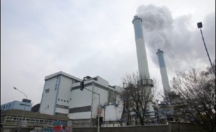 Un incendie, qui s'est déclenché dans l'ancienne usine d'incinération de déchets urbains d'Issy-les-Moulineaux (Hauts-de-Seine), a entraîné dimanche soir l'évacuation par mesure de précaution d'immeubles proches du sinistre, sans qu'il y ait de blessé, ont indiqué les pompiers.