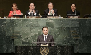 Leonardo DiCaprio à la tribune de l'ONU, sous les yeux de François Hollande, le 22 avril 2016.