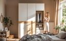 Votre chambre manque de rangement ? L’armoire 3 portes effet chêne & blanc brillant NEXT est à 349 € chez Conforama