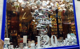 La vitrine de la librairie Mollat pour ses 120 ans.