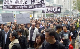 Plusieurs milliers de personnes défilent à Hong Kong le 2 mars 2014 pour protester contre les violence à l'encontre de la presse, après l'agression de Kevin Lau, ancien rédacteur en chef du quotidien Ming Pao.