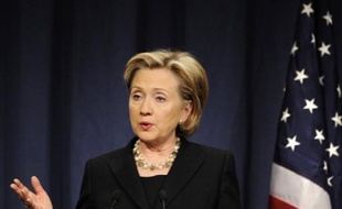 La secrétaire d'Etat américaine, Hillary Clinton, est arrivée dans la nuit de vendredi à samedi à Ankara pour relancer une relation stratégique altérée par des tensions avec l'administration Bush sur le problème kurde.