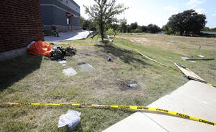 Des débris et un parachute après le crash d'un avion militaire dans un quartier proche de Fort Worth, au Texas le 19 septembre 2021.