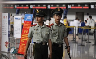 Un avion reliant deux villes du Xinjiang (nord-ouest) a fait l'objet d'une tentative de détournement vendredi de la part de six pirates appartenant à la minorité ouïghoure, a annoncé un porte-parole du gouvernement régional.