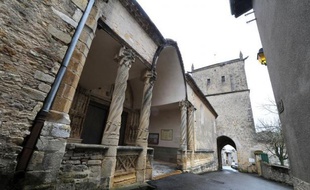 En pleine période de restriction budgétaire, les habitants d'Aurignac viennent de voir comme tomber du ciel un don de 100.000 dollars de la part d'un riche entrepreneur pétrolier du Texas pour la restauration de leur patrimoine.