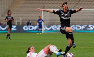 La joueuse de l'OL SCHELIN déborde la joueuse suédoise de Malmo lors de la rencontre de foot féminin OL/MALMO quart de final de Women s Champions League au stade de Gerland de Lyon, le 17 mars 2013. CYRIL VILLEMAIN/20 MINUTES