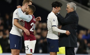 Mourinho félicite Son après son but d'extraterrestre contre Burnley.