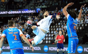Le Parisien Nikola Karabatic face aux Toulousains du Fenix en demi-finale de la Coupe de la Ligue de handball, le 12 mars 2016 à Montpellier.