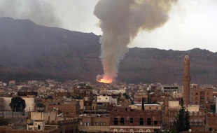 De la fumée s'élève au-dessus de la ville de Sanaa, le 11 mai après des raids aériens de la coalition arabe contre un dépôt d'armes tenu par la rébellion chiite