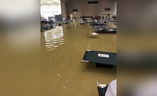 Un centre d'accueil de Port Arthur, au Texas, a dû être évacué à cause des inondations provoquées par la tempête Harvey, le 29 août 2017.