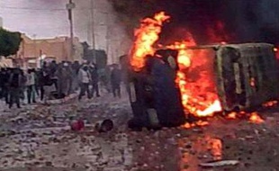 Capture d'une vidéo amateur montrant des affrontements à Douz, Tunisie, le 12 janvier 2011.