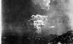 Une exceptionnelle photo du champignon atomique qui a ravagé la ville japonaise de Hiroshima le 6 août 1945 a été découverte dans le fond de bibliothèque d'une école de la ville, a annoncé mercredi une conservatrice du musée de la paix de la ville.