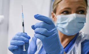 Une infirmière se prépare à injecter le vaccin Pfizer-BioNTech contre le coronavirus, le 8 décembre 2020 à Glasgow.