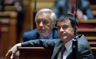 Le ministre de l'Intérieur, Manuel Valls, a assuré jeudi au Sénat qu'il "n'y aura pas de régularisation massive" d'immigrés, en présentant son projet de loi qui prévoit de remplacer la garde à vue des sans-papiers, devenue illégale, par une "retenue" pouvant aller jusqu'à seize heures.
