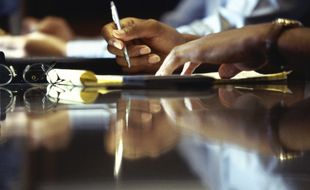 Illustration d'une personne tenant un stylo, de l'écriture à la main