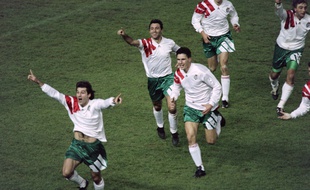 Emil Kostadinov célèbre son but face à la France (1-2) qui envoie la Bulgarie à la Coupe du monde 1994 et élimine les Bleus.