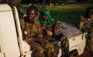 Les soldats français ont étendu dimanche leur champ d'action dans tout Bangui, où de premières tensions sont perceptibles avec des éléments de l'ex-rébellion Séléka, en attendant le désarmement des groupes armés promis par Paris qui doit débuter ce lundi.