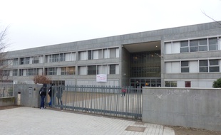 Le collégien a été renversé à la sortie du collège Pierre-Valdo situé à Vaulx-en-Velin, près de Lyon.