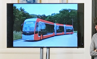 Faute de tram, c'est un bus aux allures de tram qui ira jusqu'au quartier de l'Ariane, à Nice.