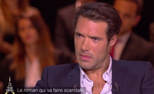 Nicolas Bedos, sur le plateau de "Un soir à la Tour Eiffel".