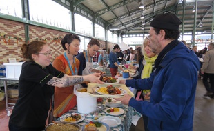 Les visiteurs ont pu déguster des plats réalisés à partir d'aliments récupérés et destinés à être jetés.