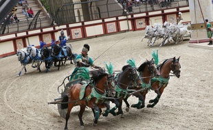 Course de chevaux lors du spectacle Le Signe du Triomphe au Puy du Fou.