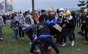 Des affrontements à Hong Kong entre la police et des manifestants pro-démocratie, le 1er décembre 2014.