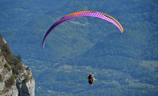 Un parapentiste en montagne. Illustration.