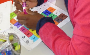 Une élève d'une classe de CP à 12 de l'école Marcel-Cachin d'Orly.