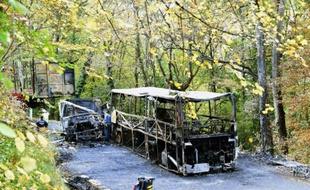 La carcasse du bus accidenté à Puisseguin, le 26 octobre 2015 : aucun défaut mécanique du véhicule n'est avéré