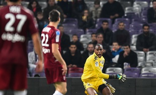 Le gardien du TFC Ali Ahamada contre Metz en Ligue 1, le 8 novembre 2014 au Stadium de Toulouse.